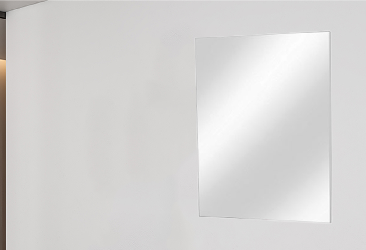Απεικονίζεται ο καθρέπτης του επίπλου μπάνιου